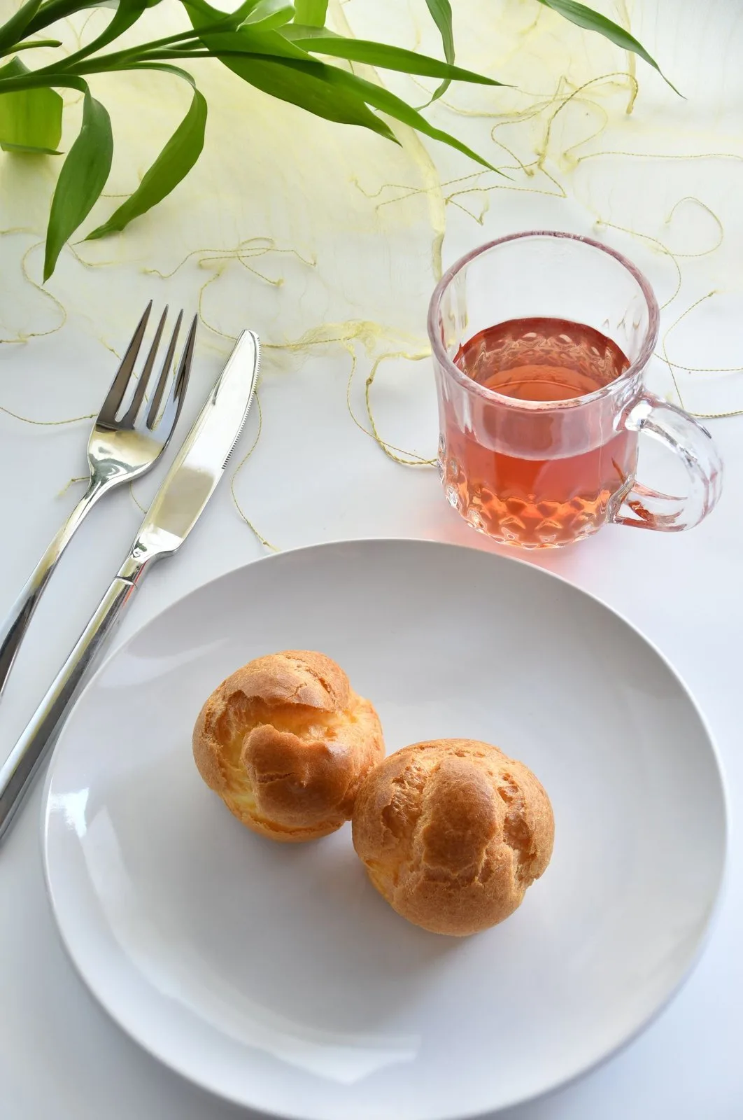 Bánh su kem trên đĩa trắng